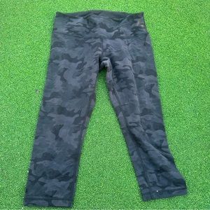 Camo wunder under cropped leggings